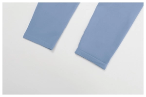 Nahaufnahme der Flatlock-Naht am Saum der hochtaillierten Yoga-Leggings in Nebelblau