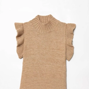 Gilet en tricot camel à col montant pour femme avec d'élégants volants aux épaules