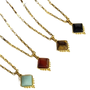 Collier vintage français avec pendentif carré en pierre précieuse plaqué or 18 carats