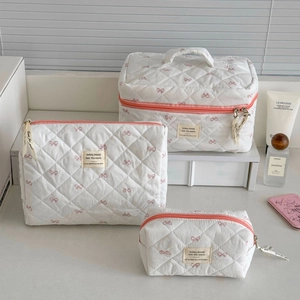 Ensemble de 3 trousses de maquillage matelassées avec broderie nœud rose et ruban chic