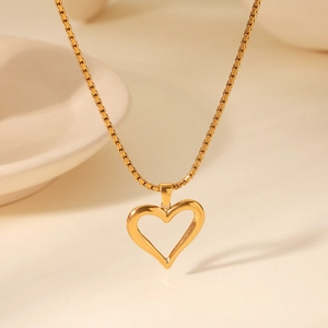 Makroaufnahme der 18K vergoldeten Schachtelkette mit einem hohlen Herzanhänger für Damen