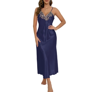 Nuisette longue en satin bleu marine avec broderie florale argentée et dos nu chic