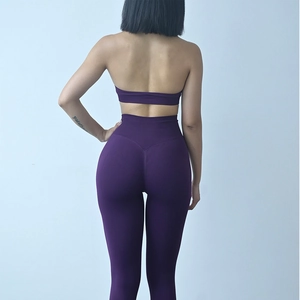Dettaglio del design posteriore senza cuciture e leggings yoga modellanti viola scuro
