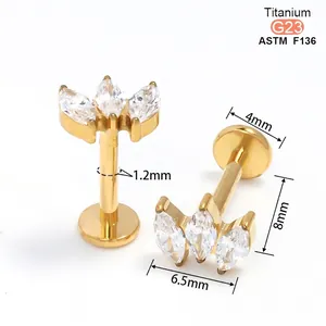 Détail du piercing labret en titane G23 avec zircons blancs en forme de marquise