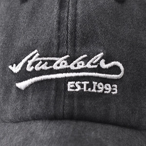 Berretto da baseball vintage in cotone con ricamo 3D Stubble EST.1993 bianco