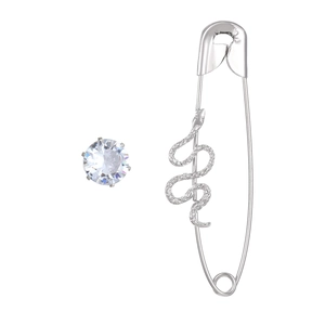 Détail de la boucle d'oreille épingle de sûreté avec motif serpent et zircon