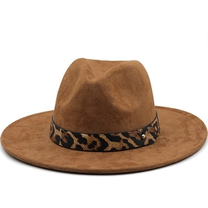 Detail von Leopardenmuster-Band und Goldniete auf braunem Wildleder-Fedora-Hut mit Krempe