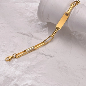 Dettaglio del bracciale a catena in acciaio dorato con piastra rettangolare piatta incidibile