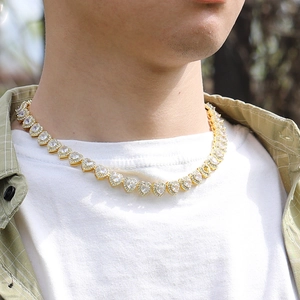 Dettaglio della collana tennis dorata con maglie a forma di cuore in zircone sul collo