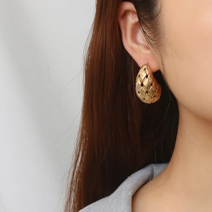 Boucles d'oreilles créoles dorées 18 carats en acier inoxydable à texture tissée pour femme