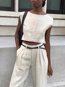 Nahaufnahme eines beigen Leinen-Zweiteilers mit ärmellosem Crop-Top und Faltenhose