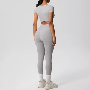 Vue arrière d'un ensemble de yoga gris clair sans couture avec haut court cintré