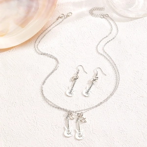 Set collana chitarra in acciaio al titanio con ciondoli a stella e orecchini a gancio
