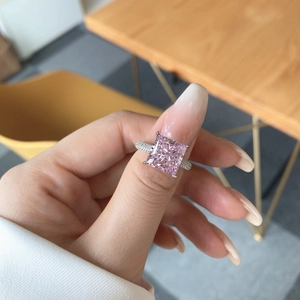 Détail d'une bague en argent s925 ornée d'un zircon rose carré à taille de fleur de glace