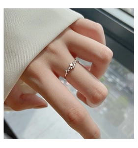 Dettaglio di un delicato anello a stella in argento S925 con zirconi scintillanti