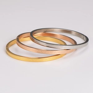 Dreiteiliges Edelstahl-Armbandset mit Mäander-Muster in Gold, Silber und Roségold-Optik