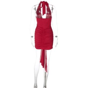 Détail de robe dos nu rouge avec fronces au dos et rubans asymétriques fluides