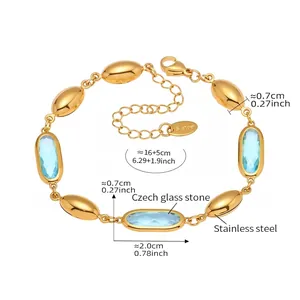 Details des Karabinerverschlusses und himmelblauen böhmischen Glassteins an Goldkette