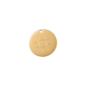 Minimalistische gouden roestvrijstalen ronde hanger met gegraveerd zonmotief op wit