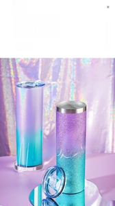 Détail du gobelet mince 20oz avec finition dégradée pailletée violette et couvercle