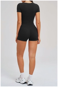 Vue de dos d'un ensemble de sport noir taille haute avec short de yoga moulant