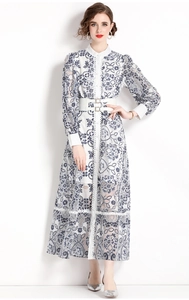 Detailaufnahme des geometrischen Blumen-Mesh-Kleides mit Laternenärmeln und Knopfgürtel