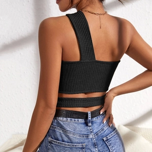 Sexy schwarzes Rippstrick-Crop-Top mit asymmetrischem One-Shoulder-Schnitt und Rückenausschnitt