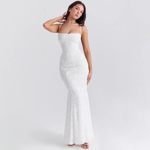 Vue complète d'une robe longue élégante en dentelle blanche avec dos nu et coupe ajustée