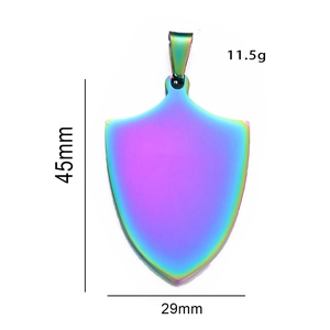 Détail du pendentif bouclier arc-en-ciel irisé mesurant 45 mm de hauteur et 29 mm de largeur