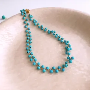 Collier multicouche bohème en perles turquoise avec chaîne dorée et fermoir mousqueton