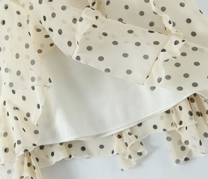 Detail des Rüschensaums am aprikosenfarbenen Polka-Dot-Chiffonrock mit hochwertigem Futter