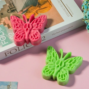 Dettaglio di profumatori in cera a forma di farfalla in colori rosa e verde