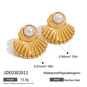 Detailoverzicht van gouden schelpoorbellen met witte parel en afmetingen erbij