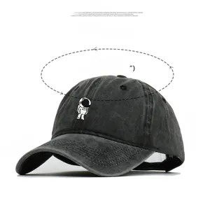 Détail de la broderie astronaute sur une casquette en coton délavé vintage pesant 75g