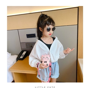 Child model wearing a pink cat silicone crossbody bag with a polka dot pattern strap