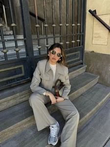 Completo casual da donna 2 pezzi grigio con giacca corta a revers e pantaloni larghi