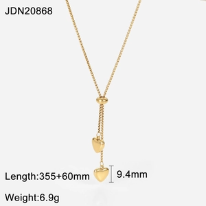 Dettaglio della collana a Y in oro 14K con due ciondoli a cuore e misure esatte