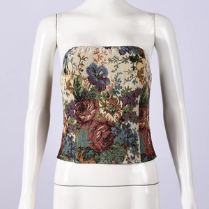 Detail der Vintage-Brokat-Textur mit Blumenmuster auf dem trägerlosen Bustier-Top
