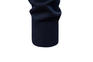 Détail du poignet d'un pull bleu marine avec texture mouchetée et bord-côte élastique