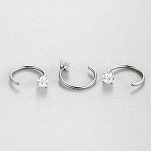 Dreiteiliges C-Form Nasenring-Set aus Titan mit klarem Zirkonia auf grauem Hintergrund