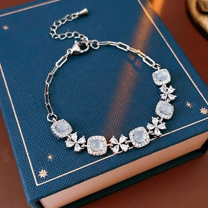 Détails macro d'un bracelet fleuri en zircon et œil-de-chat sur une boîte à bijoux