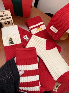 Gros plan de chaussettes de Noël en tricot rouge et blanc avec broderie festive détaillée