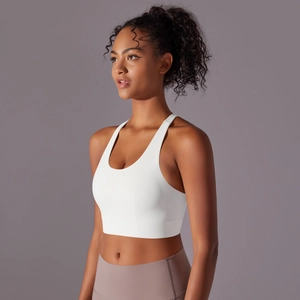 Détail arrière d'un soutien-gorge de sport blanc à maintien élevé pour le yoga et fitness
