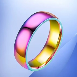 Detailansicht eines irisierenden Regenbogen-Titanstahlrings mit glatter Oberfläche