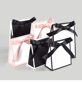 Sacs-cadeaux trapézoïdaux minimalistes avec rubans en soie en noir et blanc chic