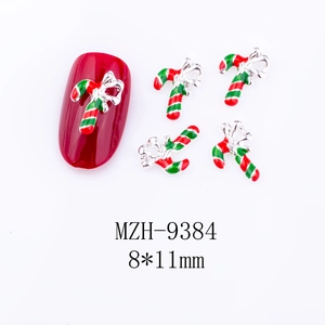 Makro-Detail von Zuckerstangen-Nagelkunst-Anhängern mit Silberschleife und Maßen
