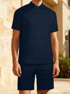 Dettaglio della trama a nido d'ape blu navy su polo e pantaloncini estivi da uomo