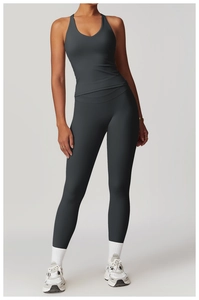 Dettaglio del top da yoga grigio scuro e leggings a vita alta con trama opaca