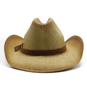 Cappello da cowboy in paglia con tesa larga e cinturino in pelle marrone scuro