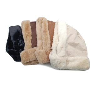 Dettaglio di quattro colori di cappelli invernali in finta pelle scamosciata con fodera